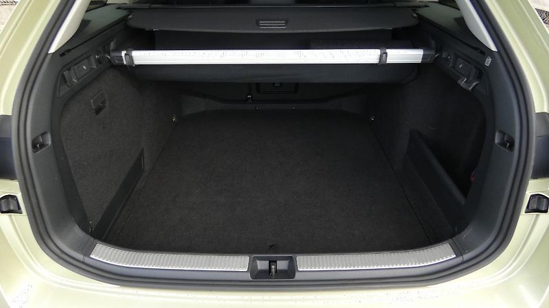 Škoda Superb 2.0 TDI 110kW L&K Combi DSG - fotka 21 z 30