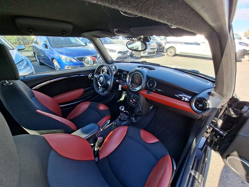 Mini Cooper JOHN WORKS 1,6i 155kW M6 - fotka 14 z 23