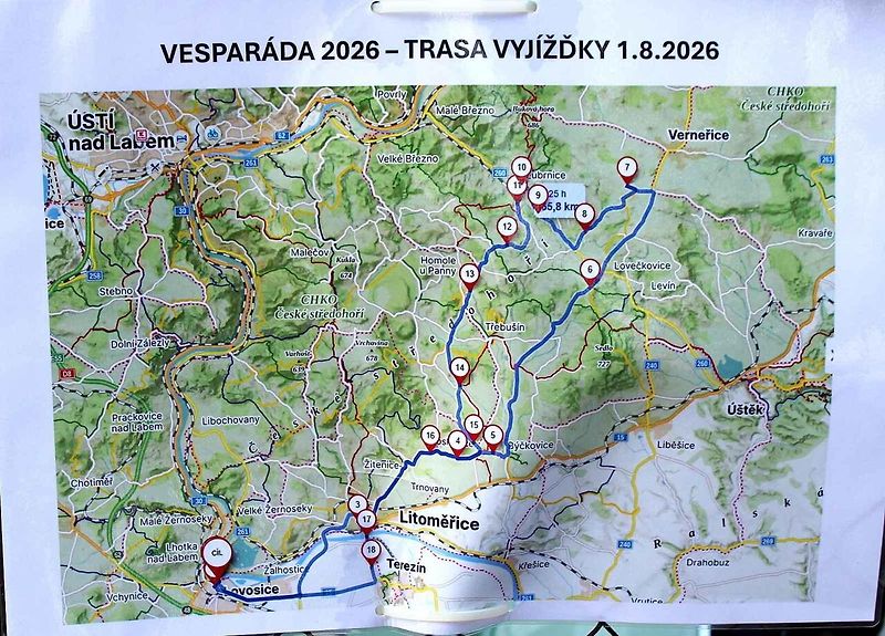 Sraz majitelů italských skútrů Vespa s názvem Vesparáda se v Lovosicích uskutečnil již popáté. Na snímku právě konvoj vyráží na spanilou jízdu.