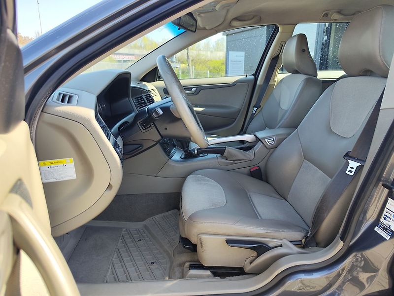 Volvo XC70 D5 2.4/120kW - fotka 14 z 26