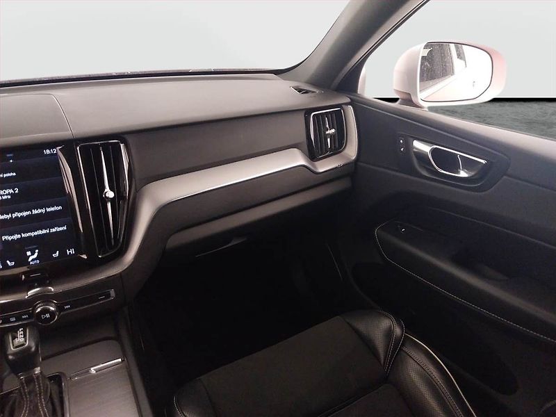 Volvo XC60 (2018) R-Design T5 AWD - fotka 8 z 30