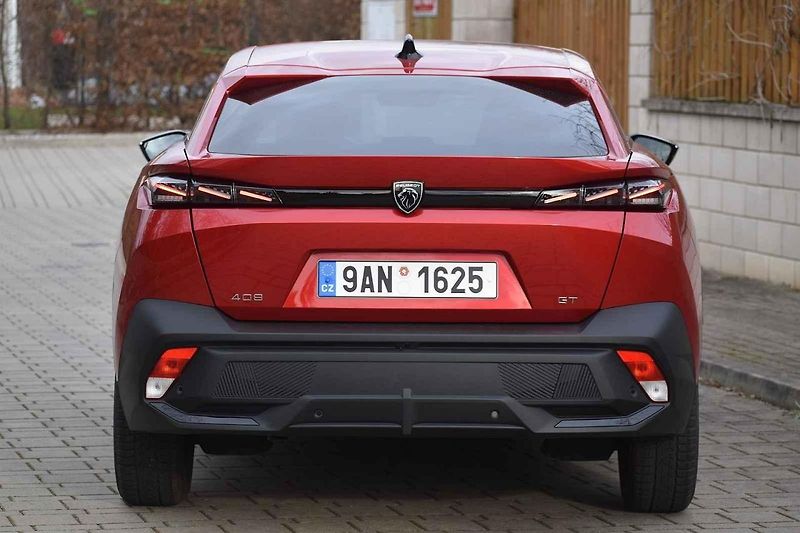 Peugeot 408 je solidně prostorný rodinný vůz s atraktivním vzhledem