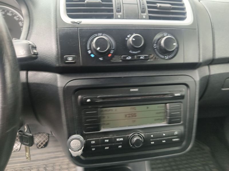 Škoda Fabia 1.4 16V Ambiente Combi - fotka 12 z 24