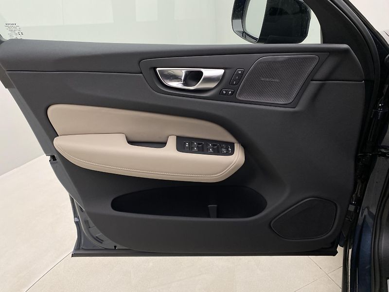 Volvo XC60 T6 AWD DARK PLUS AUT CZ - fotka 7 z 59