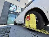 Auto dostalo botičku na zadní kolo.