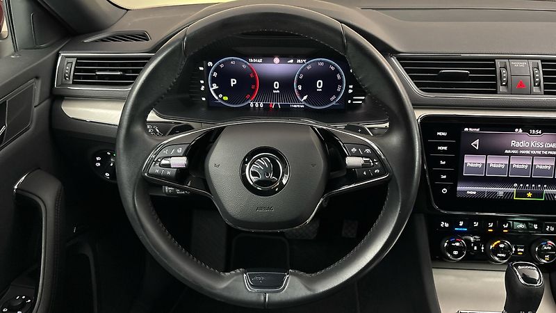 Škoda Superb 2.0 TDI DSG L&K Combi - fotka 9 z 35