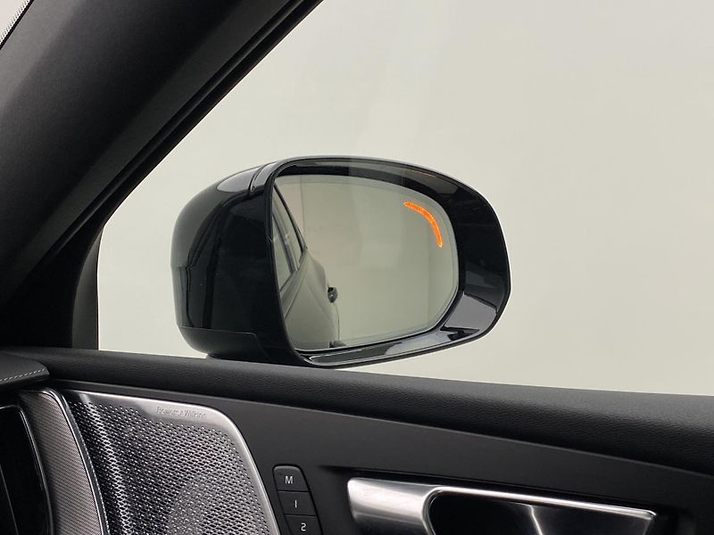Volvo XC60 T8 AWD RECHARGE REZERVACE - fotka 36 z 65