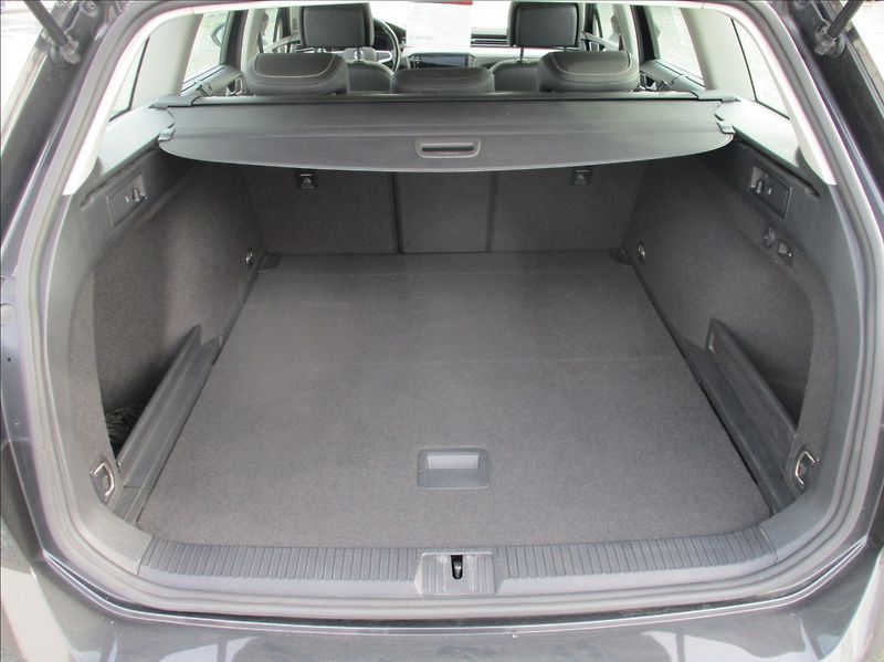 Volkswagen Passat 2,0 TDI, Elegance, DSG, servis - fotka 9 z 35