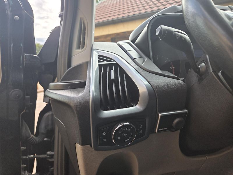 Ford Transit Custom 2.2 TDCi 114kW  5míst  - fotka 40 z 54