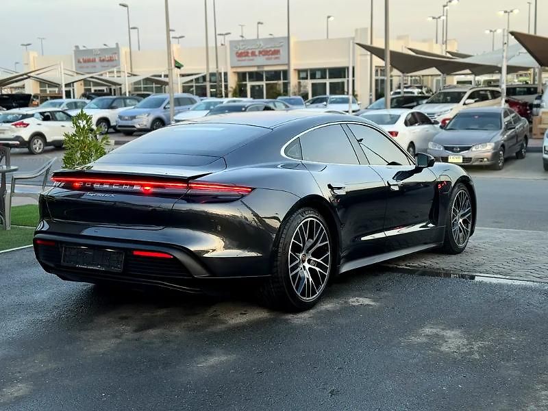 Porsche Taycan (2021) Elektrický sportovní sedan  12 - fotka 9 z 20