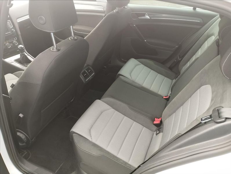 Volkswagen Golf 2,0 TDi 110KW R-Line - fotka 10 z 17