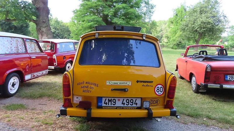 Trabaty na valtickém náměstí měly zastávku při vyjížďce srazu Trabantem za vínem.