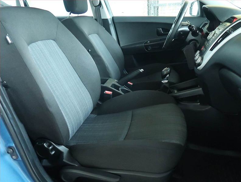 Kia Ceed (2010) 1.4 CVVT, po STK, jezdí skvěle - fotka 9 z 16
