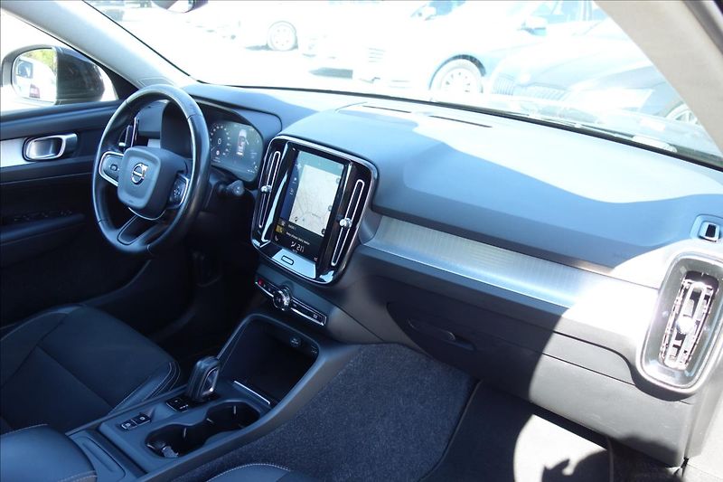 Volvo XC40 2,0 D4, ČR, SERVIS.KN., AWD. - fotka 14 z 39