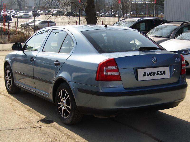 Škoda Octavia (2012) 1.6 MPi, Tour, AC - fotka 6 z 14
