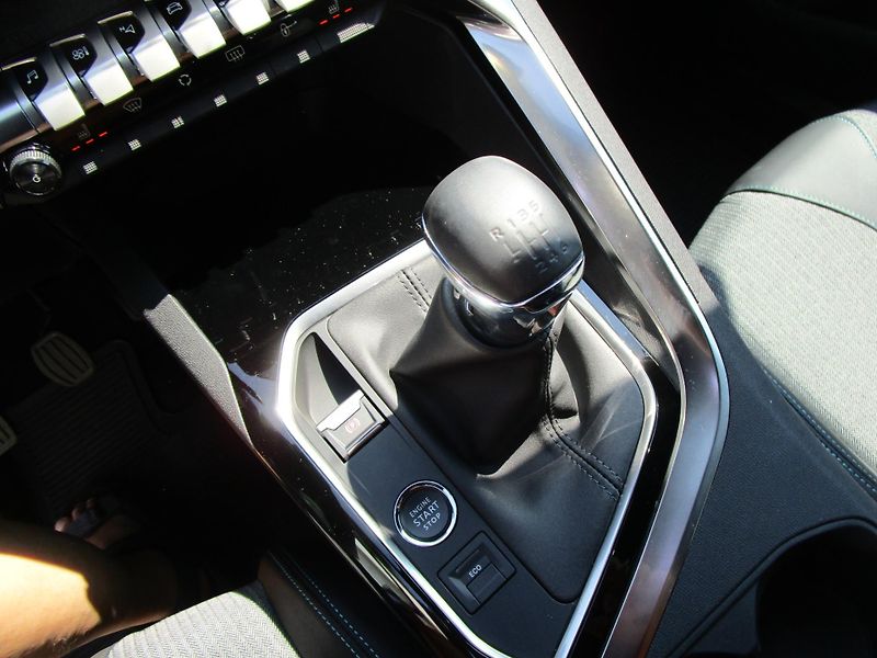 Peugeot 3008 1,2-96KW-1.MAJTIEL-NAJ-1.400KM - fotka 16 z 18