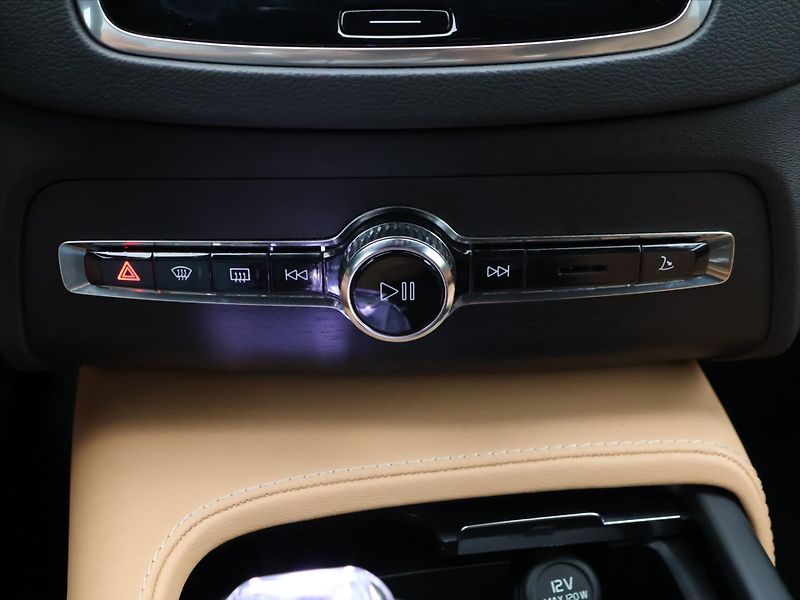 Volvo XC90 2,0 B5 173kW AWD Plus Bright C - fotka 30 z 44