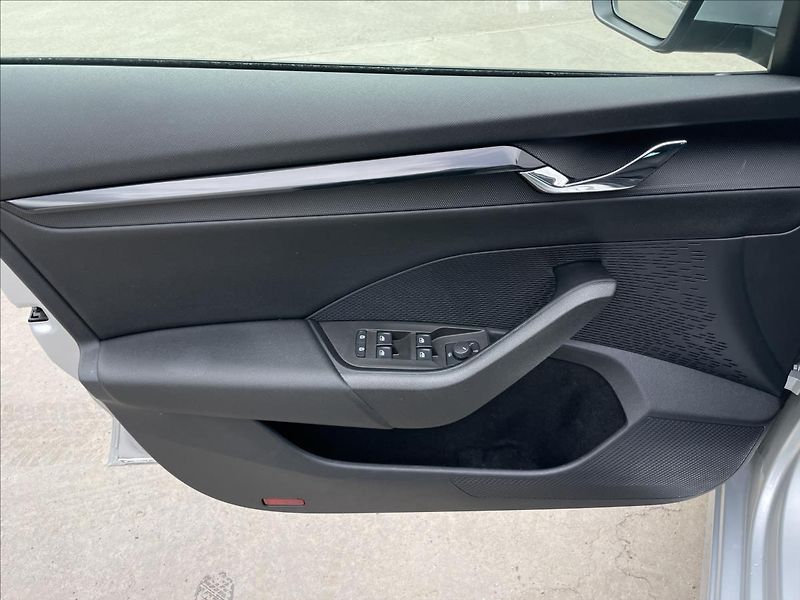 Škoda Octavia 2,0 TDI Combi Ambition Plus - fotka 15 z 24