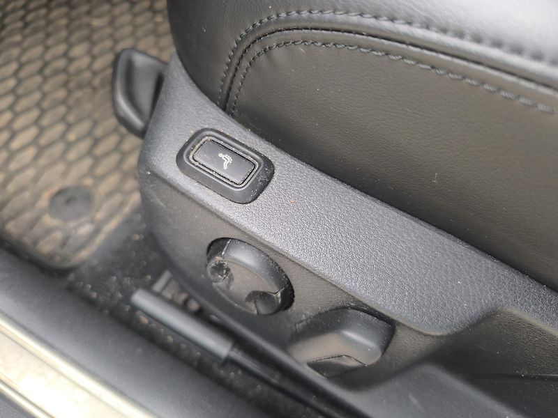 Volkswagen Passat 2.0TDI,95TKM,MAX VÝBAVA,MASÁŽE - fotka 8 z 23