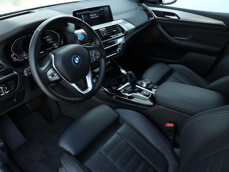 BMW iX3 - fotka 2 z 19
