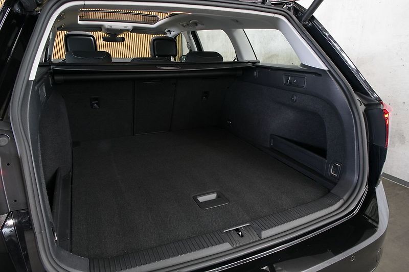 Volkswagen Passat 2.0TDI 110kW Manuál HUD Panora - fotka 32 z 34
