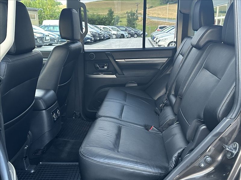 Mitsubishi Pajero 3,2 DI-D 190PS  Instyle-7 4x4 - fotka 14 z 54
