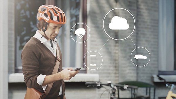 Volvo chce propojit cyklistické helmy s automobily.