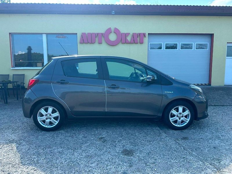 Toyota Yaris 1.5 Hybrid/Kamera/1MAJ/74kW - fotka 2 z 34