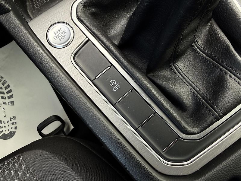 Volkswagen Passat Variant 2,0TDI R-Line Design - fotka 33 z 43