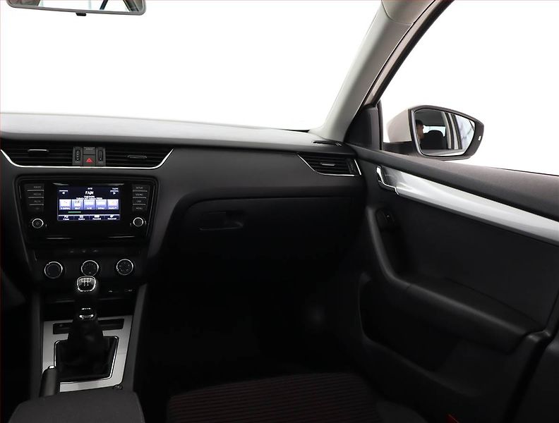 Škoda Octavia (2014) 1.6 TDI, Serv.kniha, Tempomat - fotka 8 z 17