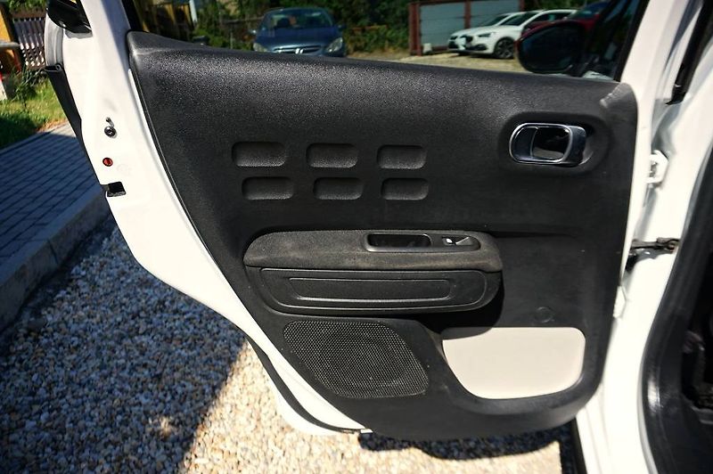 Citroën C3 (2018) SHINE 1,2 PT 60 kW - fotka 20 z 51