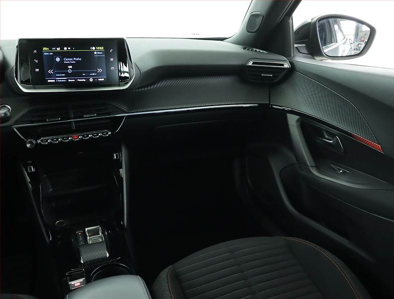 Peugeot 2008 (2023) Active Pack 50 kWh, SoH 98% - fotka 8 z 18