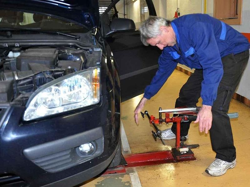 Praktické hodiny v autoservisu mají pomoci mladým řidičům.