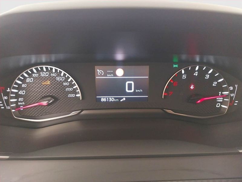 Peugeot 2008 (2020) Allure 1.2 PureTech, ČR,1.maj - fotka 11 z 19