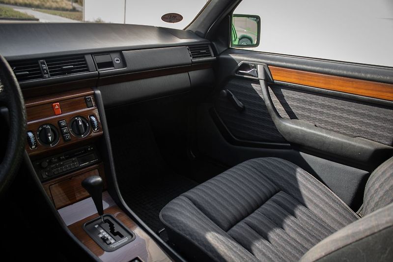Mercedes-Benz Třídy E 124 C - fotka 17 z 23