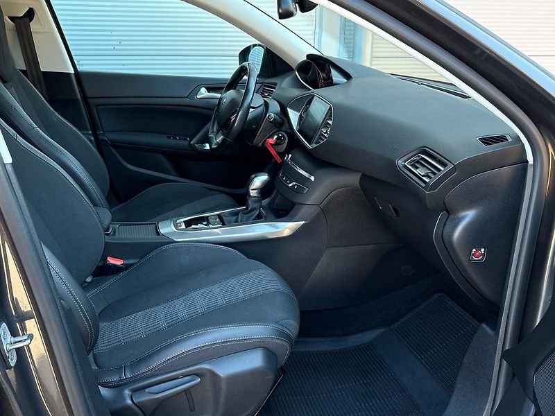Peugeot 308 (2018) Allure 1.6 BlueHDi EAT6 - fotka 12 z 41