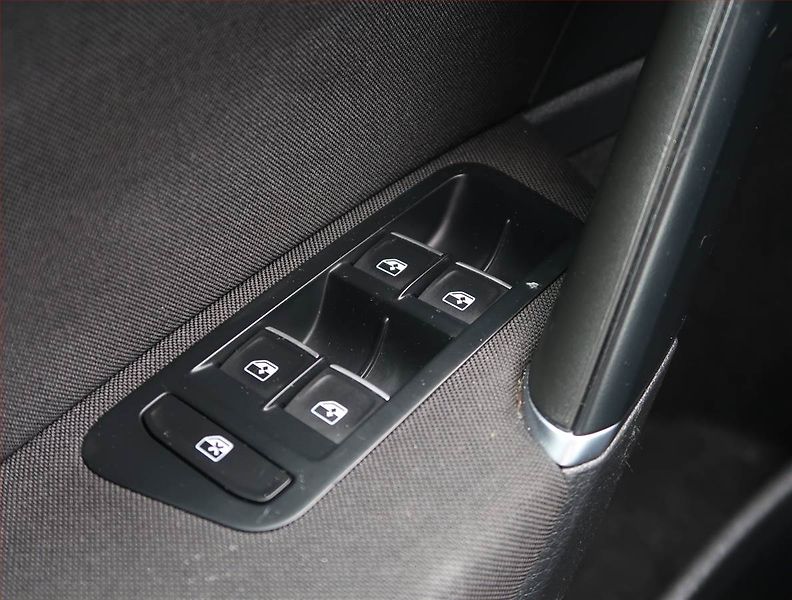 Volkswagen Golf (2019) Highline 2.0 TDI, Automat - fotka 16 z 20
