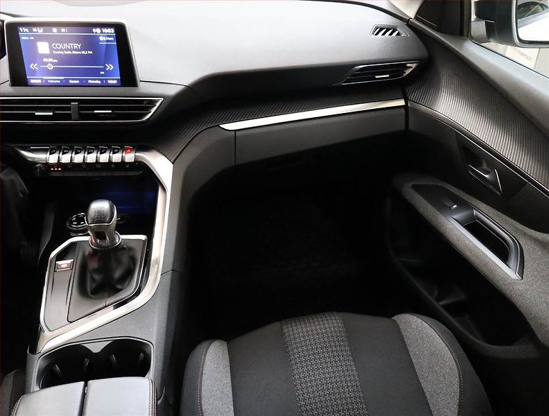 Peugeot 5008 (2020) Active Pack PureTech 130 - fotka 8 z 26