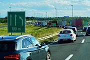 Kolona na chorvatské dálnici u mýtné brány Záhřeb-Lučko.
