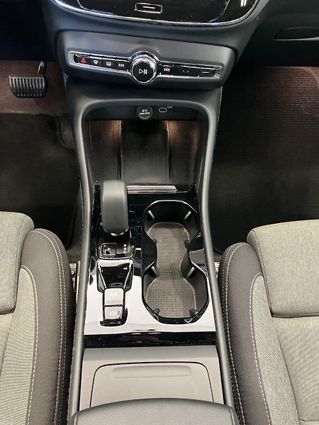 Volvo XC40 B3 FWD Plus Dark AT7  - fotka 18 z 38