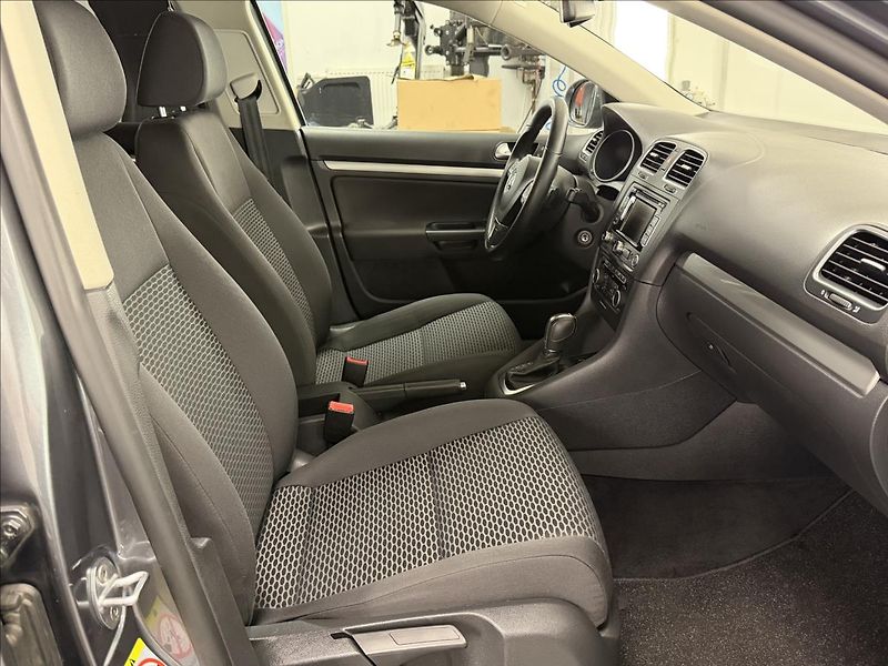 Volkswagen Golf 1,6 TDi 77 KW DSG NAVI PDC - fotka 11 z 31