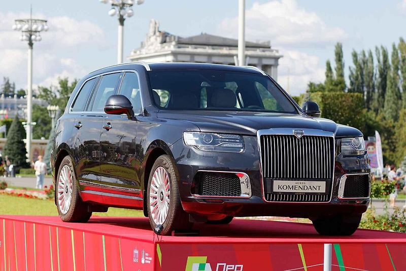 Automobilka Aurus zastavila výrobu luxusních pancéřovaných vozů, které měly být výkladní skříní ruského impéria. Na snímku je limuzína Aurus Senat na mezinárodním autosalonu v Ženevě 2019.