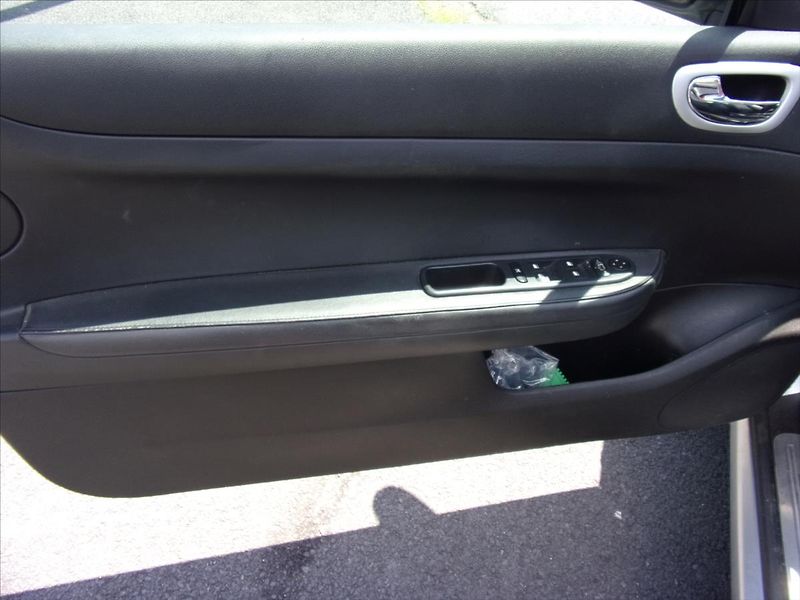 Peugeot 307 2,0 16V CC 100kW - fotka 12 z 28