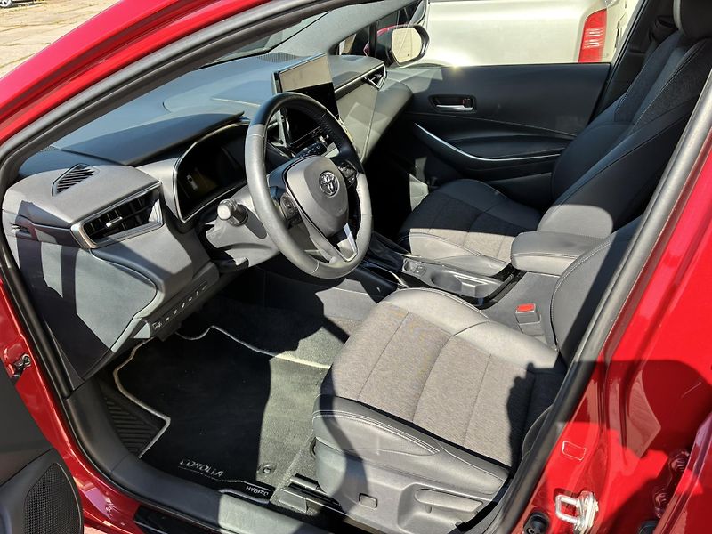 Toyota Corolla 1.8 HSD 140k e-CVT Style - fotka 10 z 22