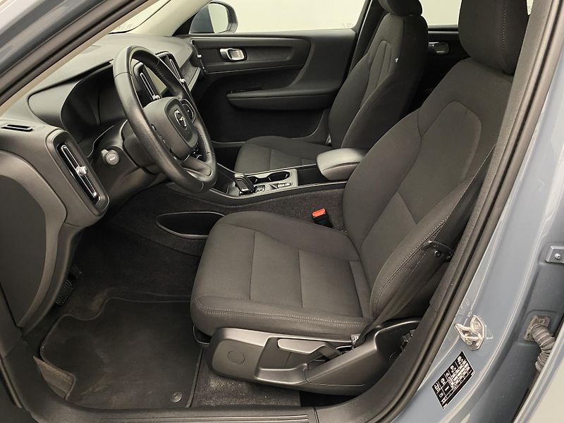 Volvo XC40 T2 KINETIC AUT - fotka 3 z 39