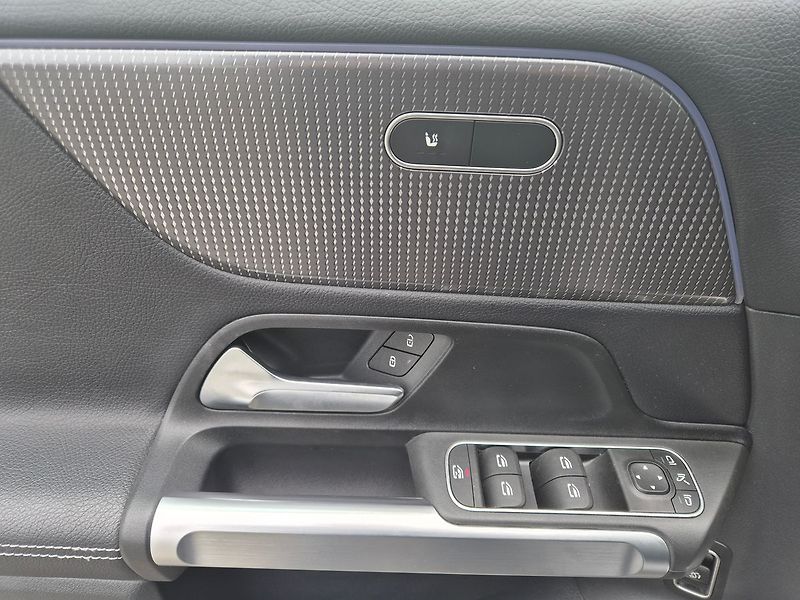 Mercedes-Benz GLB 200D 4MATIC, záruka 7/2027 neb - fotka 14 z 42