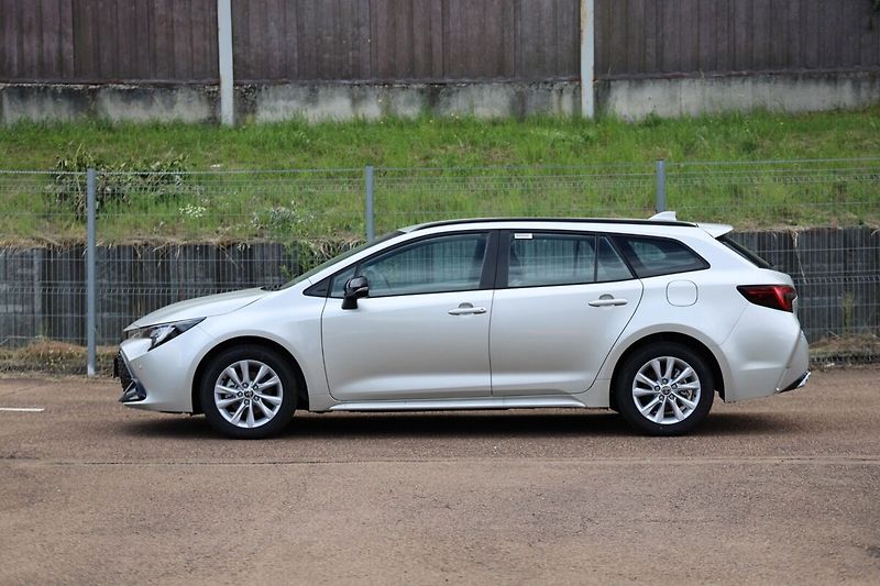 Toyota Corolla TS 1.8. Hybrid Comfort Tech - - fotka 5 z 24