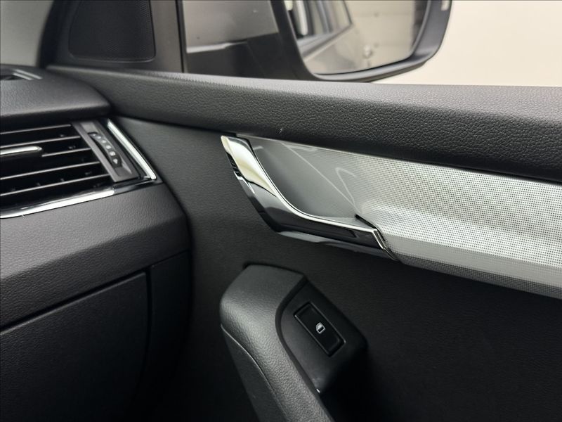 Škoda Octavia 1,6 TDi DPH KLIMA SENZORY ČR - fotka 20 z 30