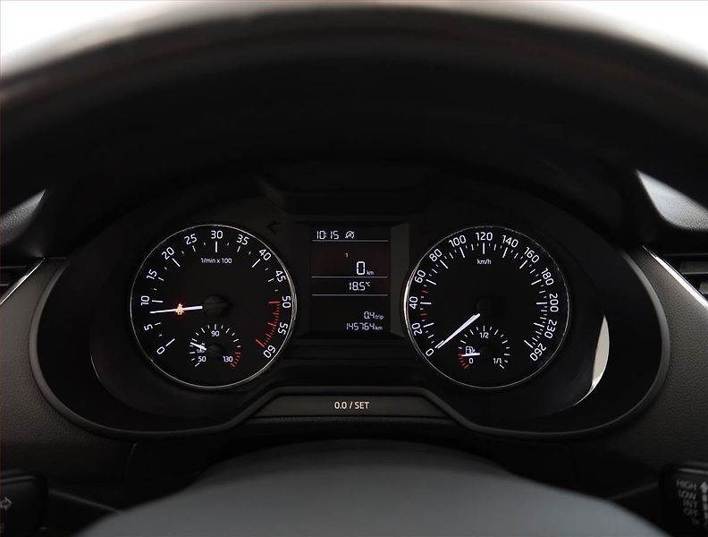 Škoda Octavia (2015) 1.6 TDI, Tempomat - fotka 11 z 18
