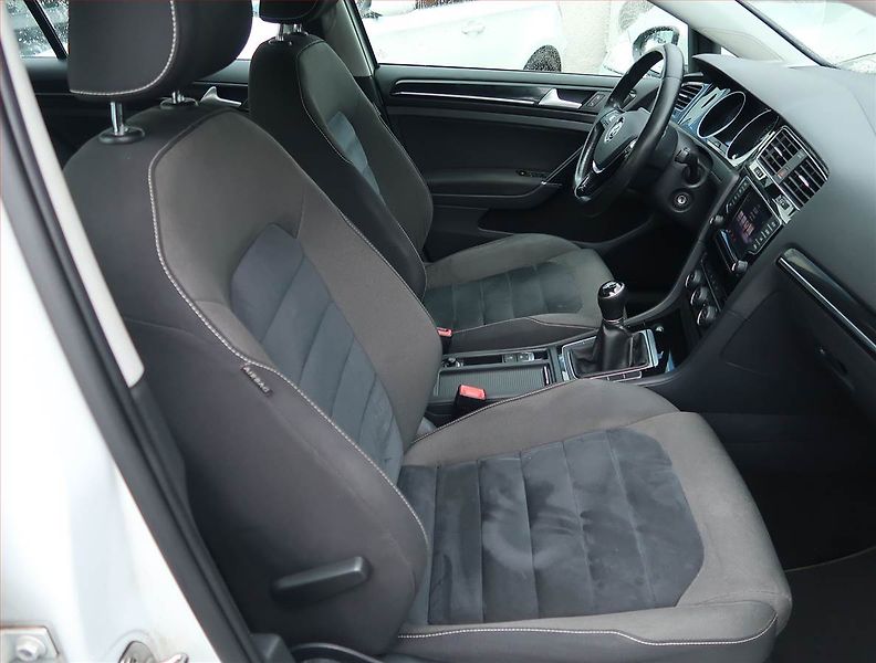 Volkswagen Golf (2014) Comfortline 1.6 TDI, Tempomat - fotka 9 z 15